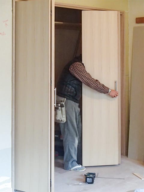 クローゼットの扉を吊り込み