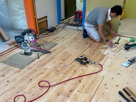 リビングの無垢フローリング