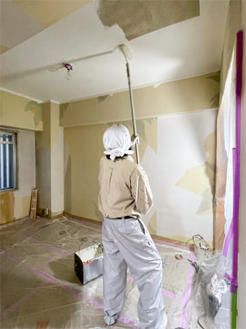 天井塗装中