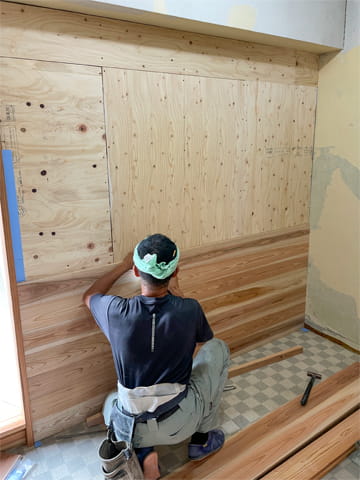 壁に杉板を張る